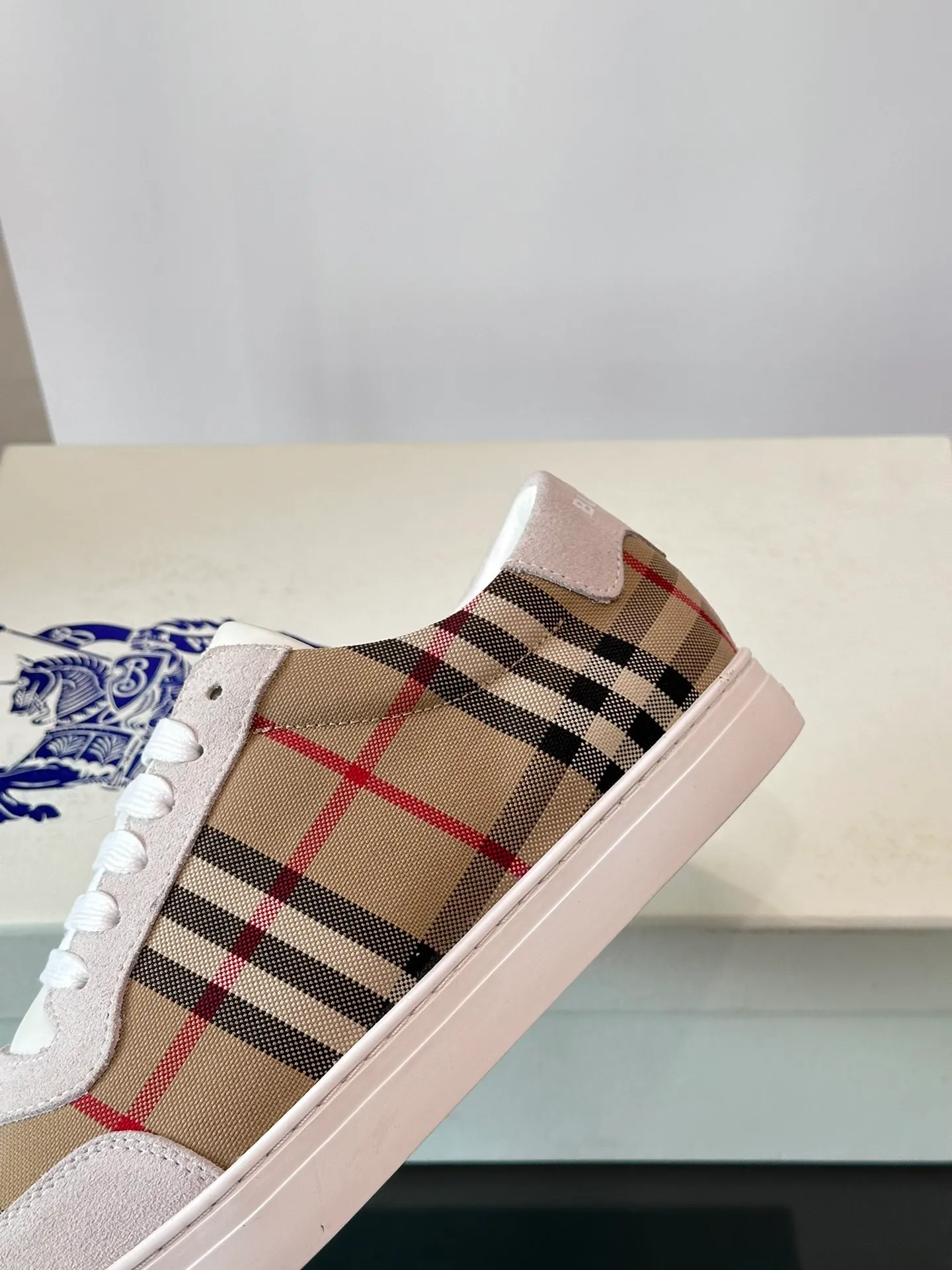 P380▫️B’s men’s classic low-top sneakers are reinterpreted in Vintage plaid cotton and cowhide materials, and decorated with a new brand logo. First-layer sheepskin lining, heel decorated with Burberry letter embossed logo, original outsole Size: 38-44 (45 customized) No. 068